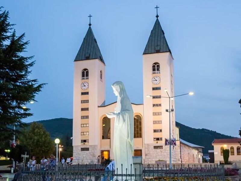 FIRSAT KOSOVALI VİZESİZ BAŞTANBAŞA BALKANLAR A Jet Havayolları ile 